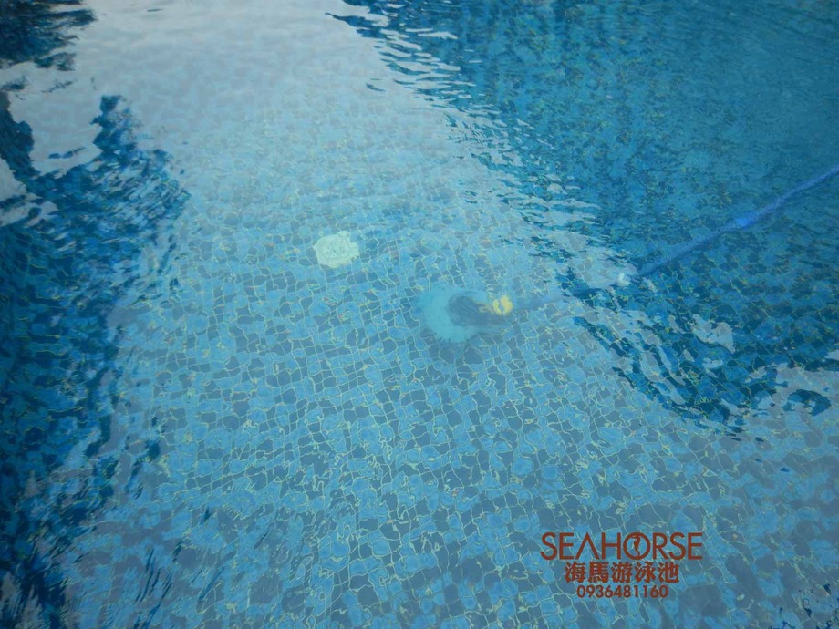 海馬游泳池-游泳池設備實測-水底吸塵機清潔