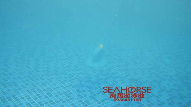 海馬游泳池-游泳池設備實測-水底吸塵機清潔颱風後運作